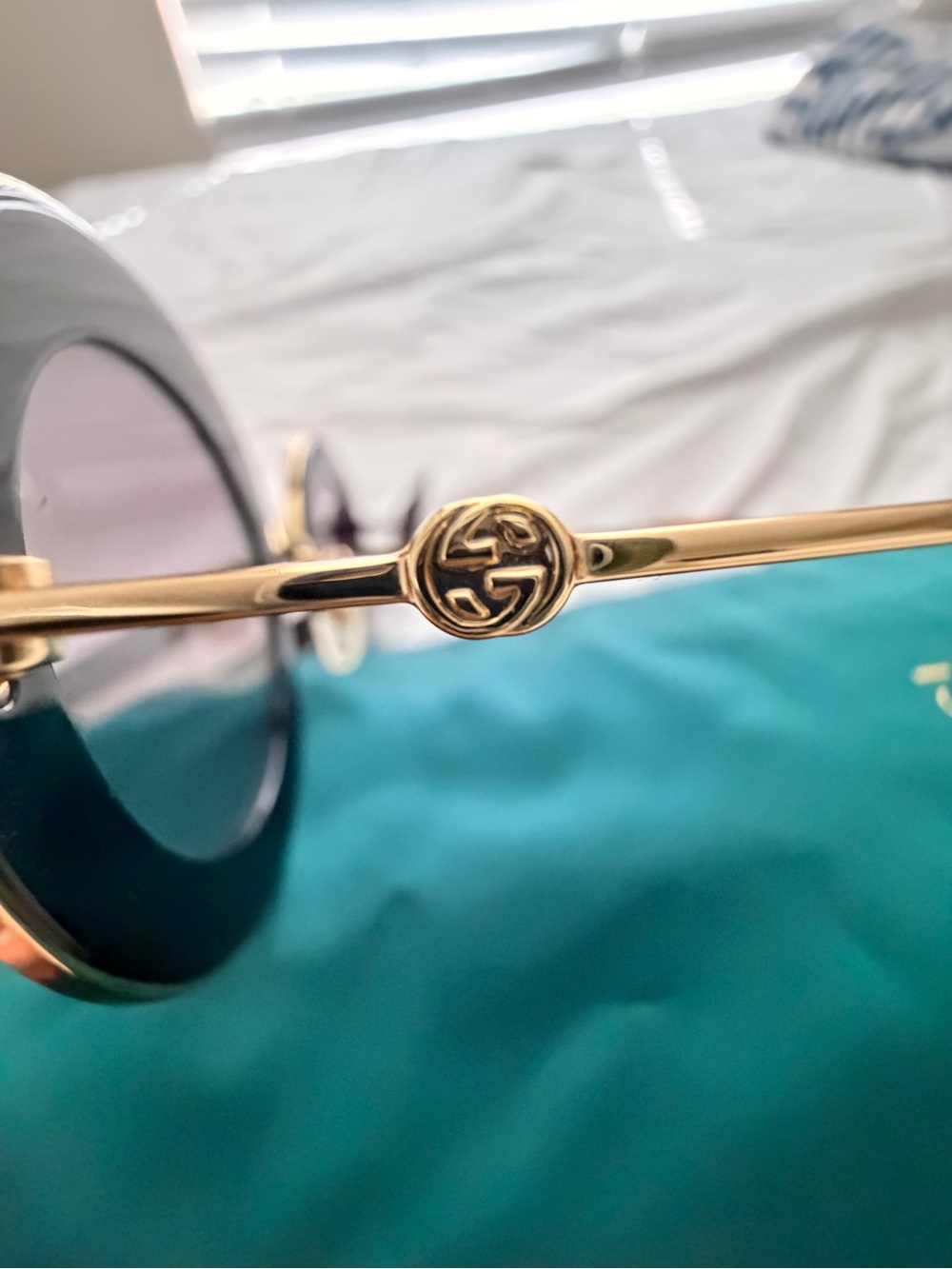 Gucci Black Round 'L'Aveugle Par Amour' Logo Sunglasses with Gold Bridge GG0113S - Picture 7 of 15